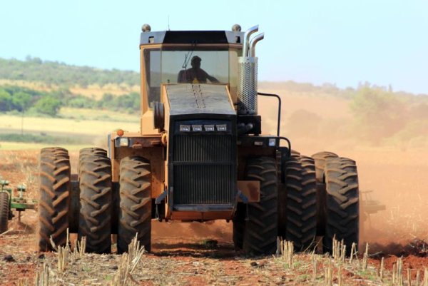 Мощност: 820 конски сили
Тегло: 25 тона
Най-могъщият африкански трактор в историята е разработен през 1994 от братята Алф и Коус Кьотцер в ЮАР. Задвижването е поверено на V12 двигател АDE от Mercedes, скачен с Twin Disc трансмисия. В продължние на 30 години марката АСО доминираше по африканските ферми. За жалост фирмата банкрутира през 1997. 